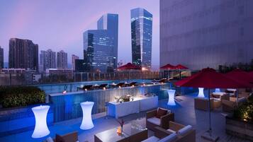 2 restaurants, breakfast, lunch, dinner served; international cuisine