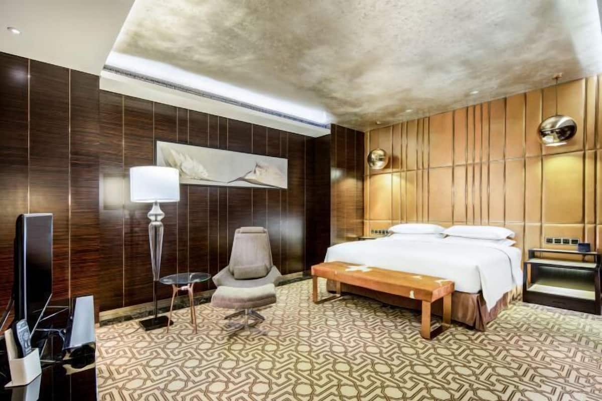 1 bedroom, down comforters, minibar, in-room safe