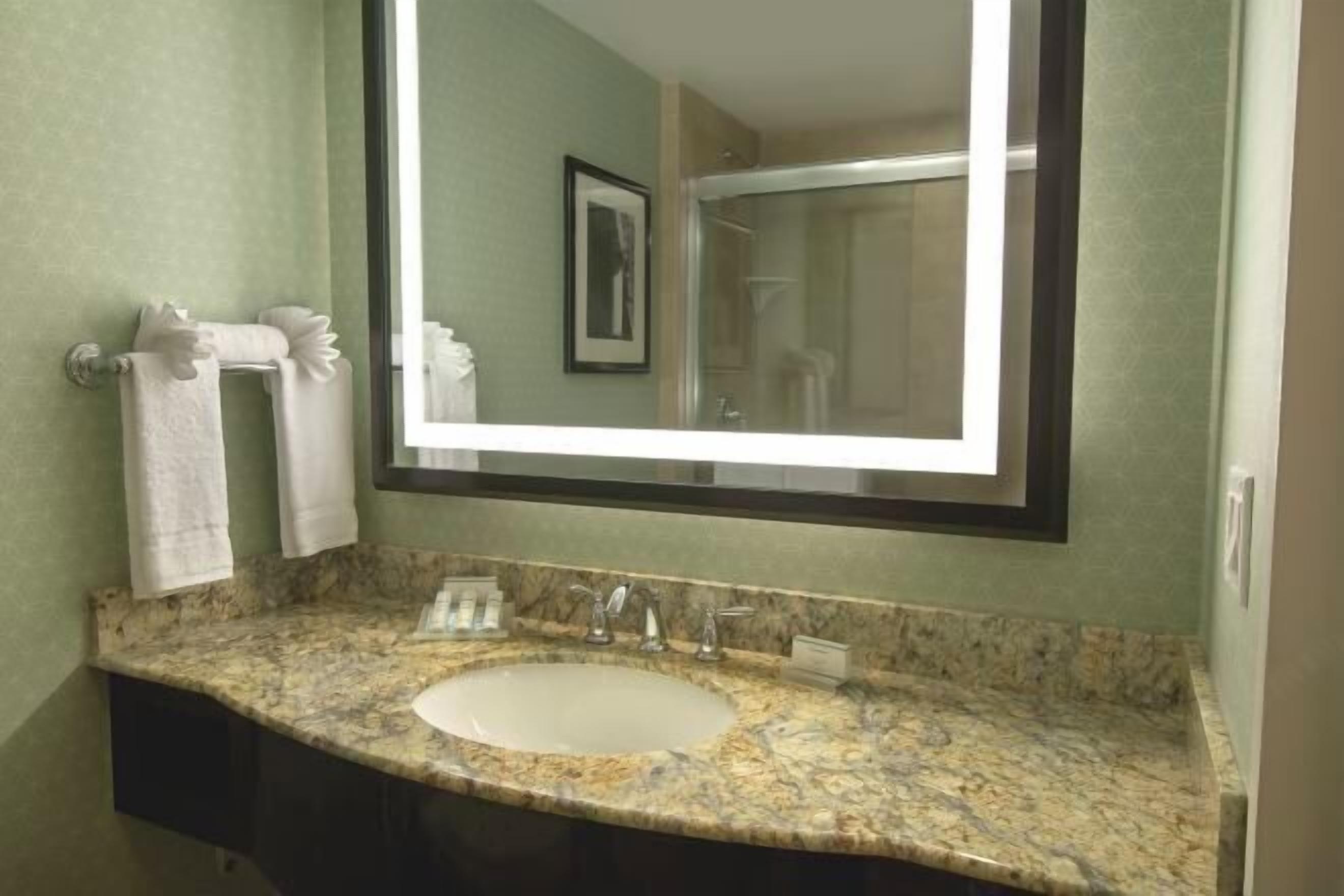 Badkar/dusch, gratis toalettartiklar, hårtork och handdukar