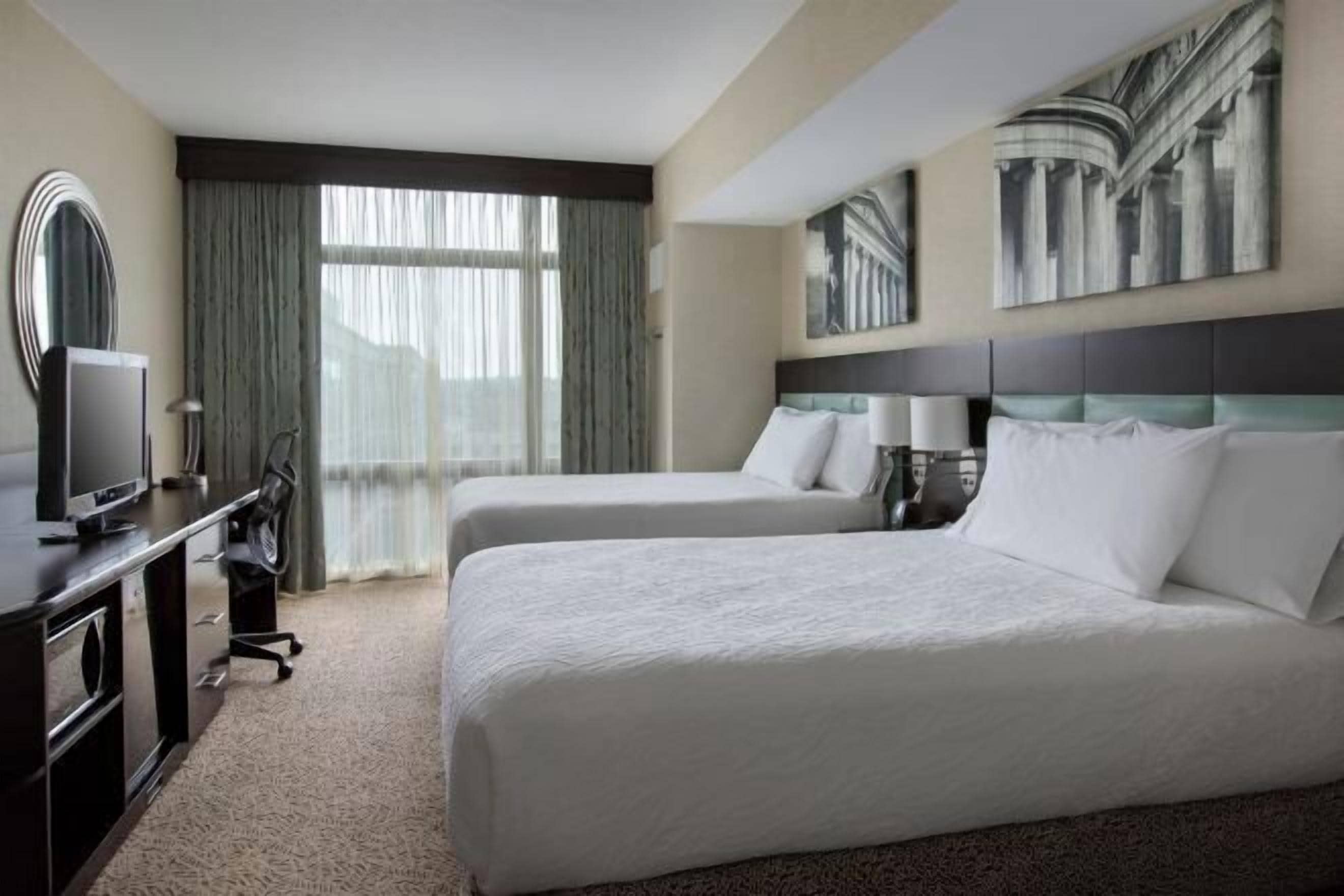 Allergitestade sängkläder, värdeförvaringsskåp på rummet och skrivbord