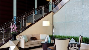 A modern lobby with a staircase, a sofa, a coffee table, and chairs. - Hilton Garden Inn Washington DC/U.S. Capitol (Washington)
