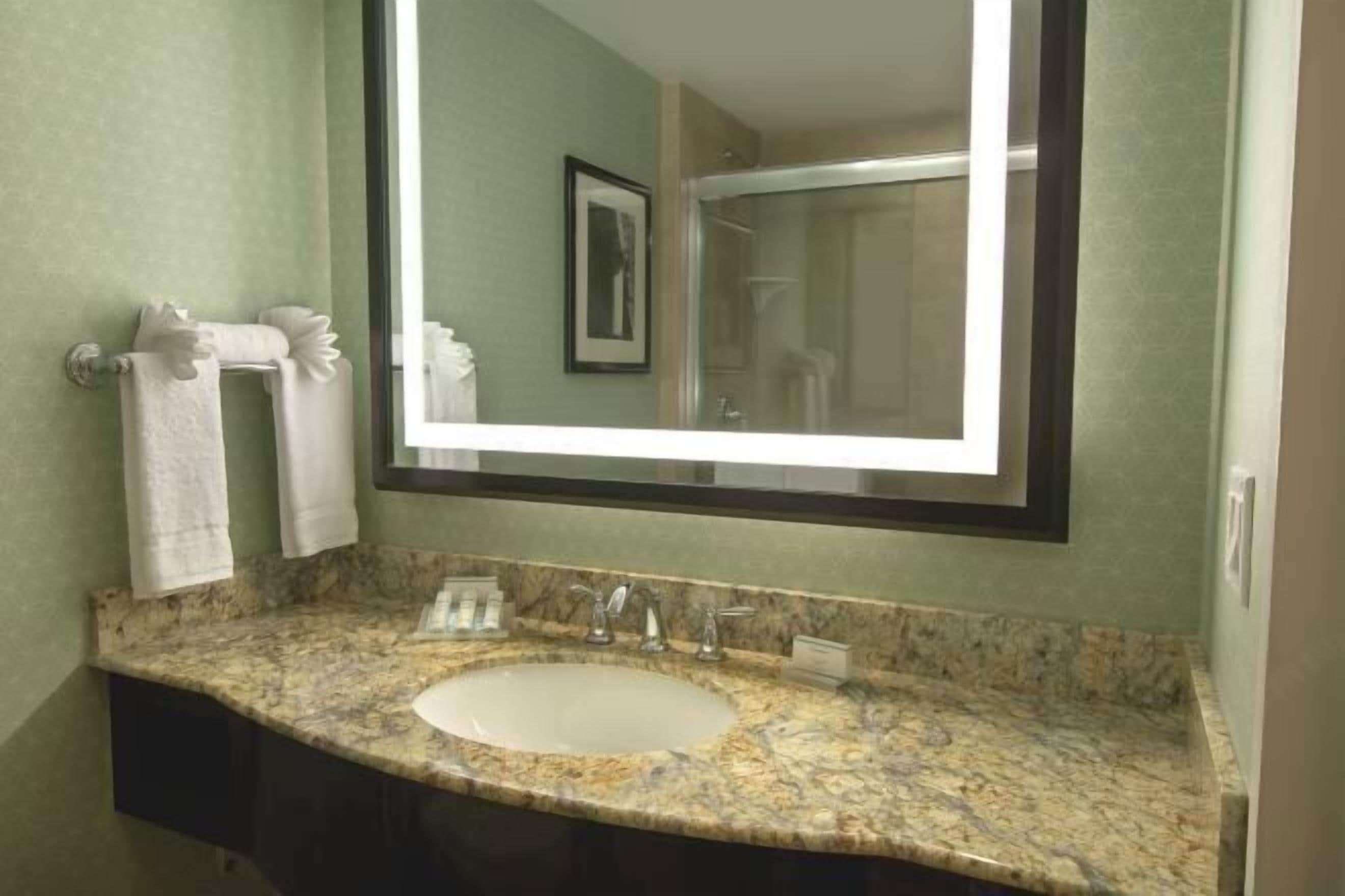 Duschwanne, kostenlose Toilettenartikel, Haartrockner, Handtücher