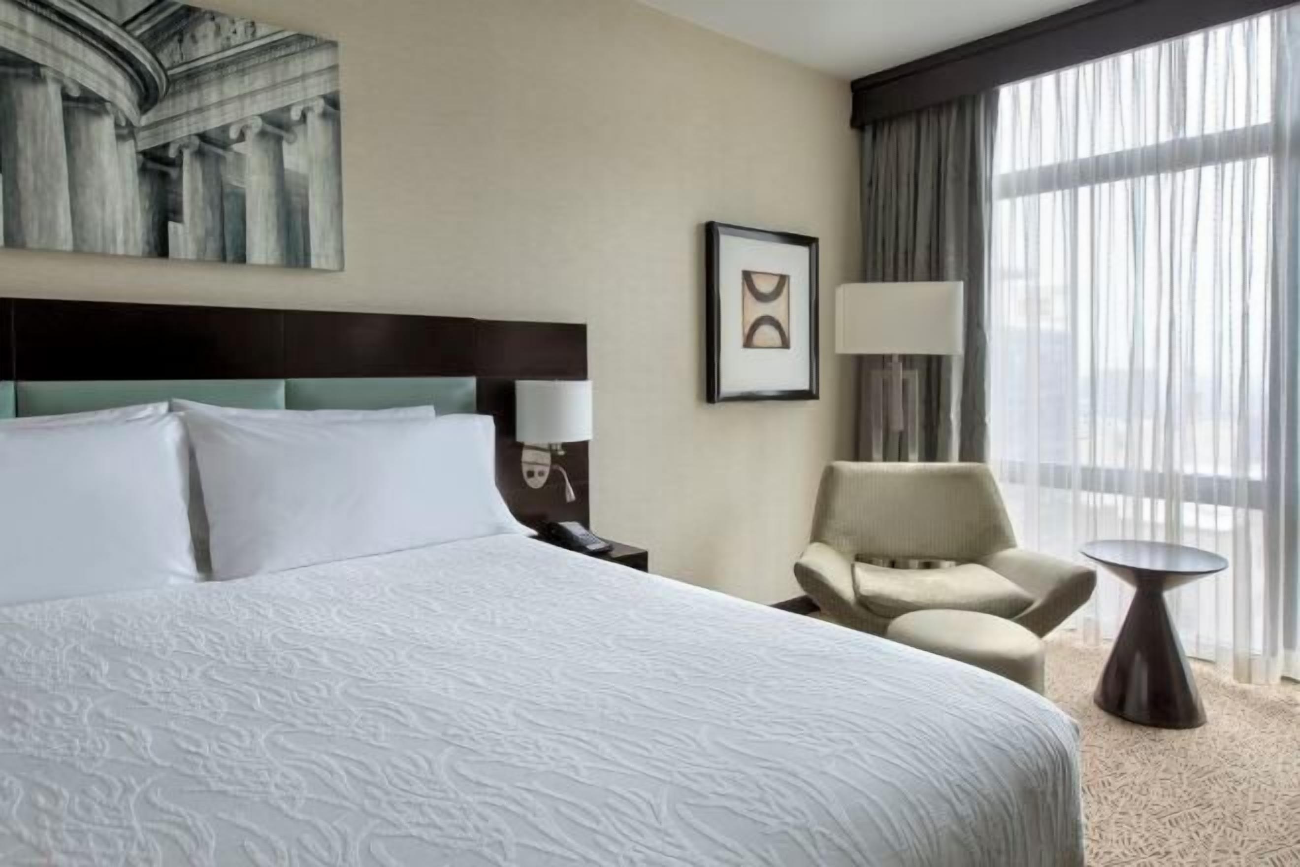 Allergitestade sängkläder, värdeförvaringsskåp på rummet och skrivbord