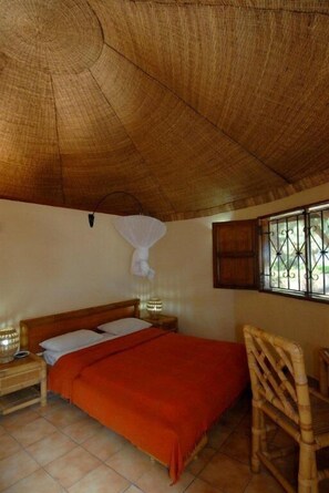 办公桌、遮光窗帘、婴儿床、免费 WiFi