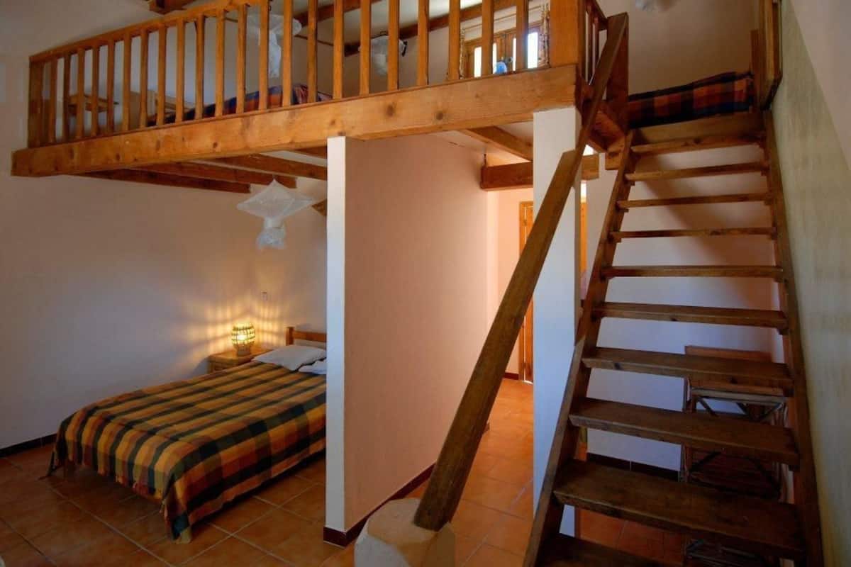 Standard Triple Room | Desk, blackout curtains, cots/infant beds, free WiFi
