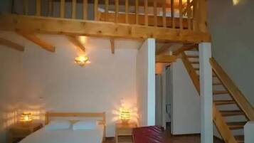 Chambre Triple Standard | Bureau, rideaux occultants, lits bébé, Wi-Fi gratuit