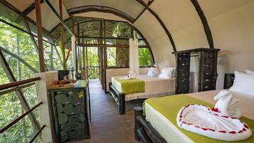 Boomhut, 2 queensize bedden, uitzicht op bergen | 1 slaapkamer, een bureau, beddengoed, rolstoeltoegang