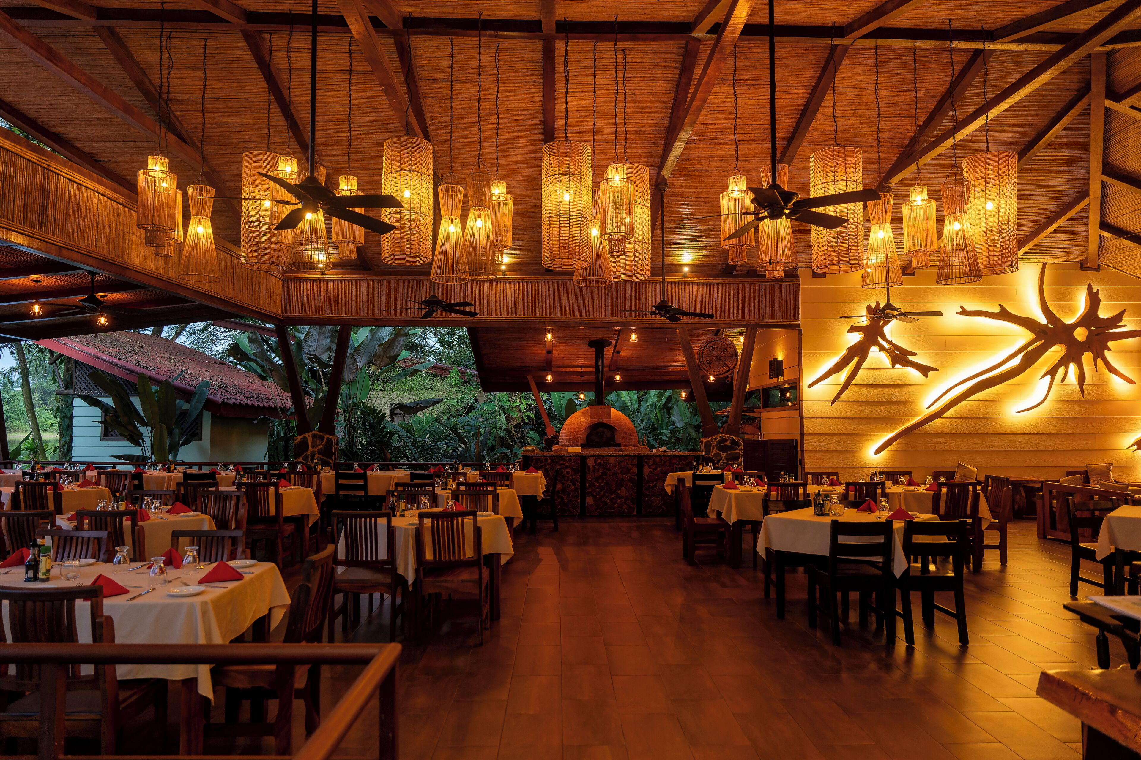 Frühstück, Mittagessen, Abendessen, lokale Küche, Blick auf den Garten 