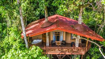 Deluxe boomhut, Meerdere bedden, uitzicht op bergen | 1 slaapkamer, een bureau, beddengoed, rolstoeltoegang