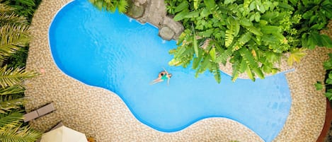 Utomhuspool med öppettider 07.00 till 21.00, och solstolar