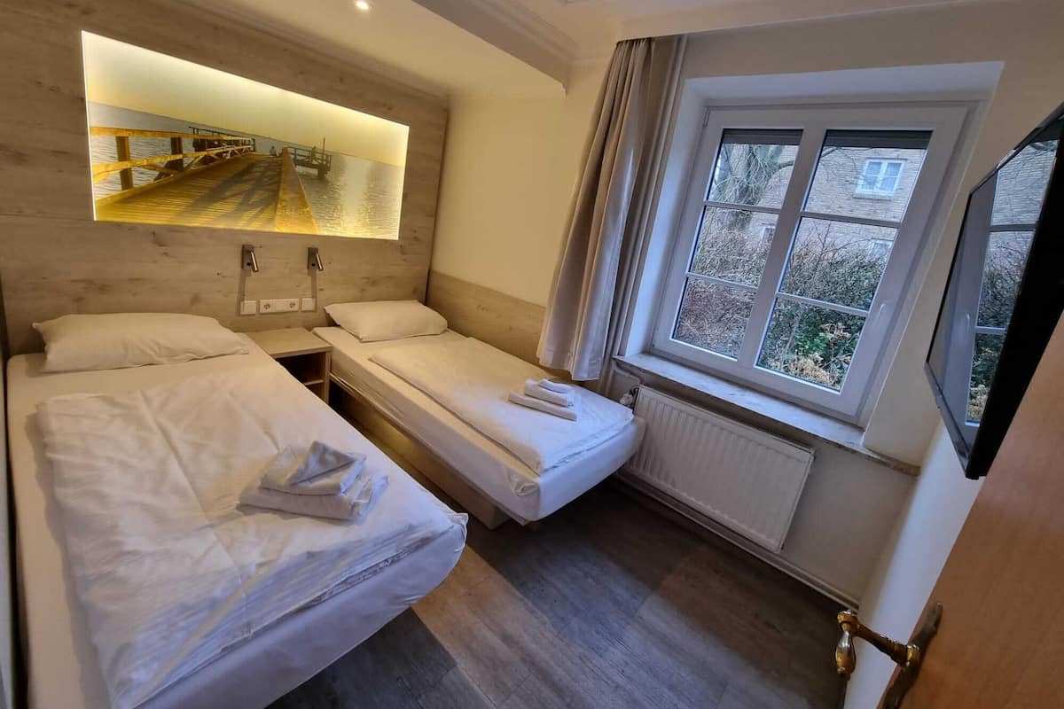 Familiekamer | Hypoallergeen beddengoed, een kluis op de kamer, een bureau