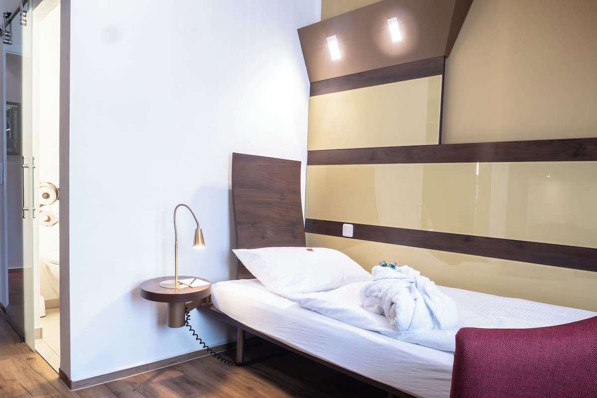 Standard Single Room | Hypo-allergenic bedding, in-room safe, desk, laptop workspace