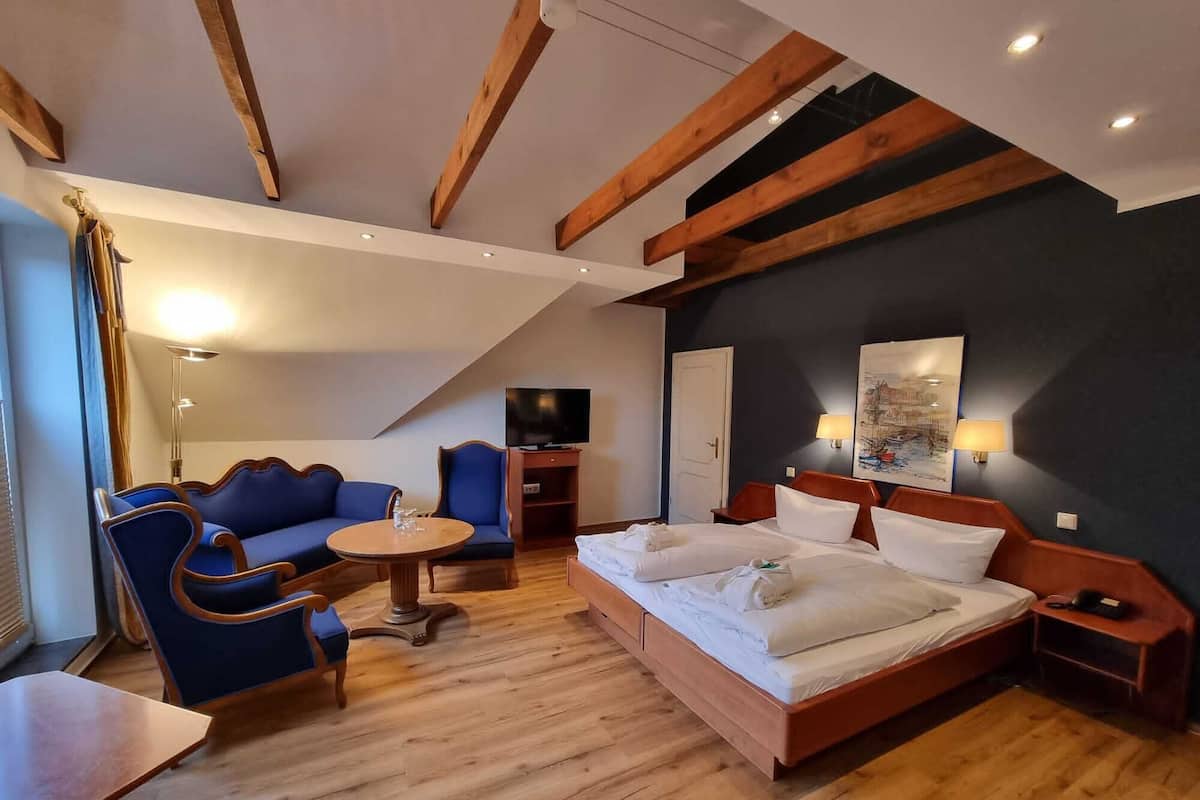 Family Room | Hypo-allergenic bedding, in-room safe, desk, laptop workspace