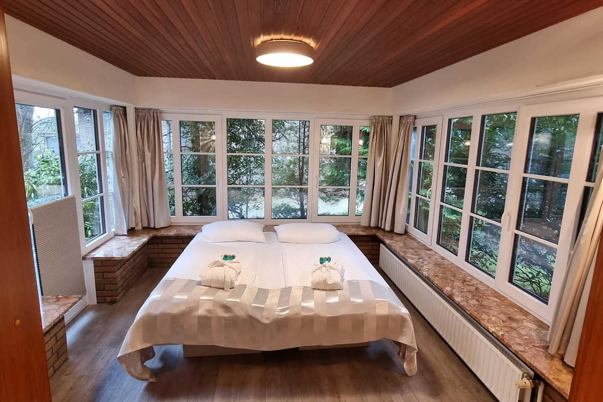 Family Room | Hypo-allergenic bedding, in-room safe, desk, laptop workspace