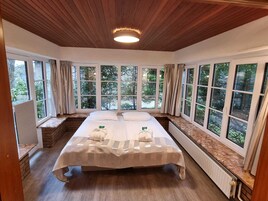 Family Room | Hypo-allergenic bedding, in-room safe, desk, laptop workspace