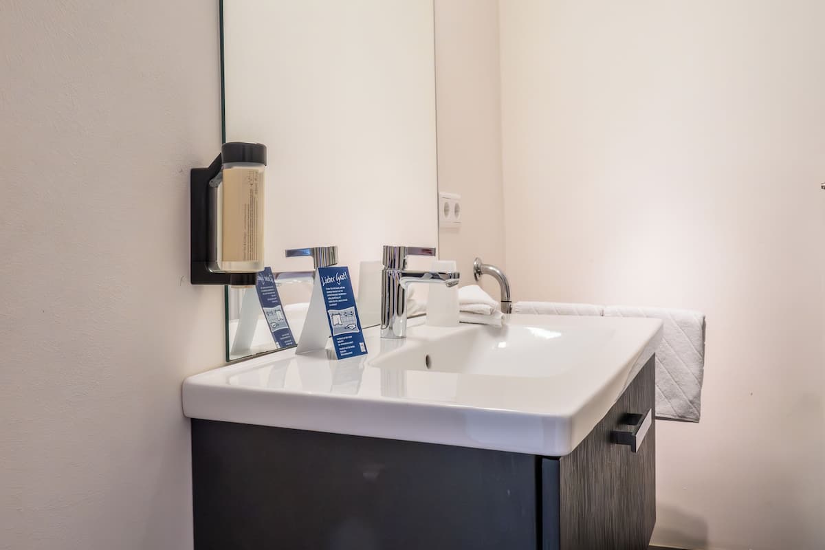 Shower, free toiletries, hair dryer, towels