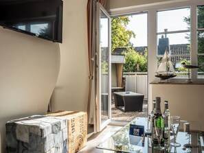 Hypo-allergenic bedding, in-room safe, desk, laptop workspace - Hotel Osterkrug (Husum)