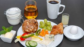 Un plato de desayuno con diversos alimentos y bebidas.