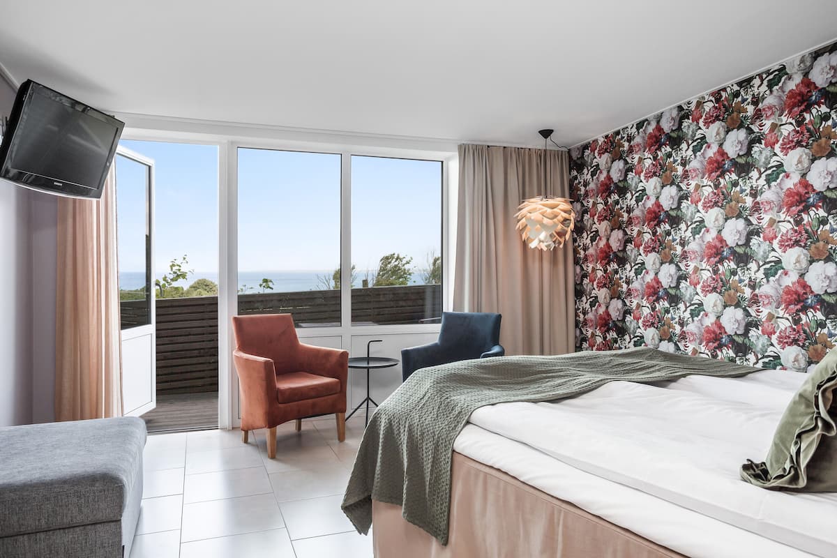 Double Room, Sea View | 1 bedroom, in-room safe, desk, blackout drapes