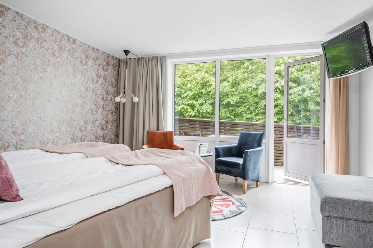 double room | 1 bedroom, in-room safe, desk, blackout curtains