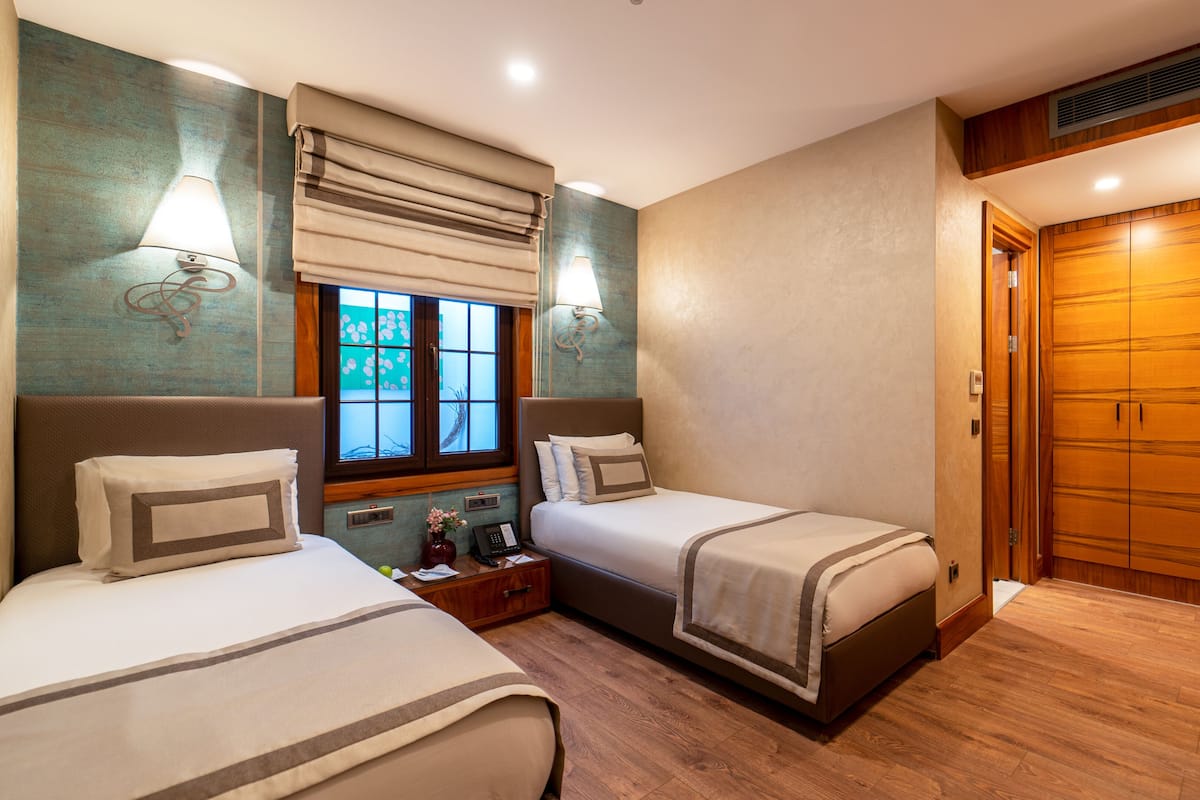 Phòng 2 giường đơn Tiêu chuẩn | Minibar, két bảo mật tại phòng, bàn, phòng cách âm 