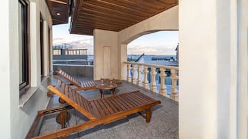 Habitación doble, Terraza | Minibar, caja de seguridad en la habitación y escritorio