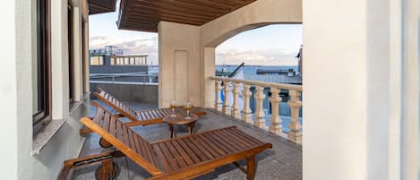 Double Room, Terrace | Minibar, in-room safe, desk, soundproofing