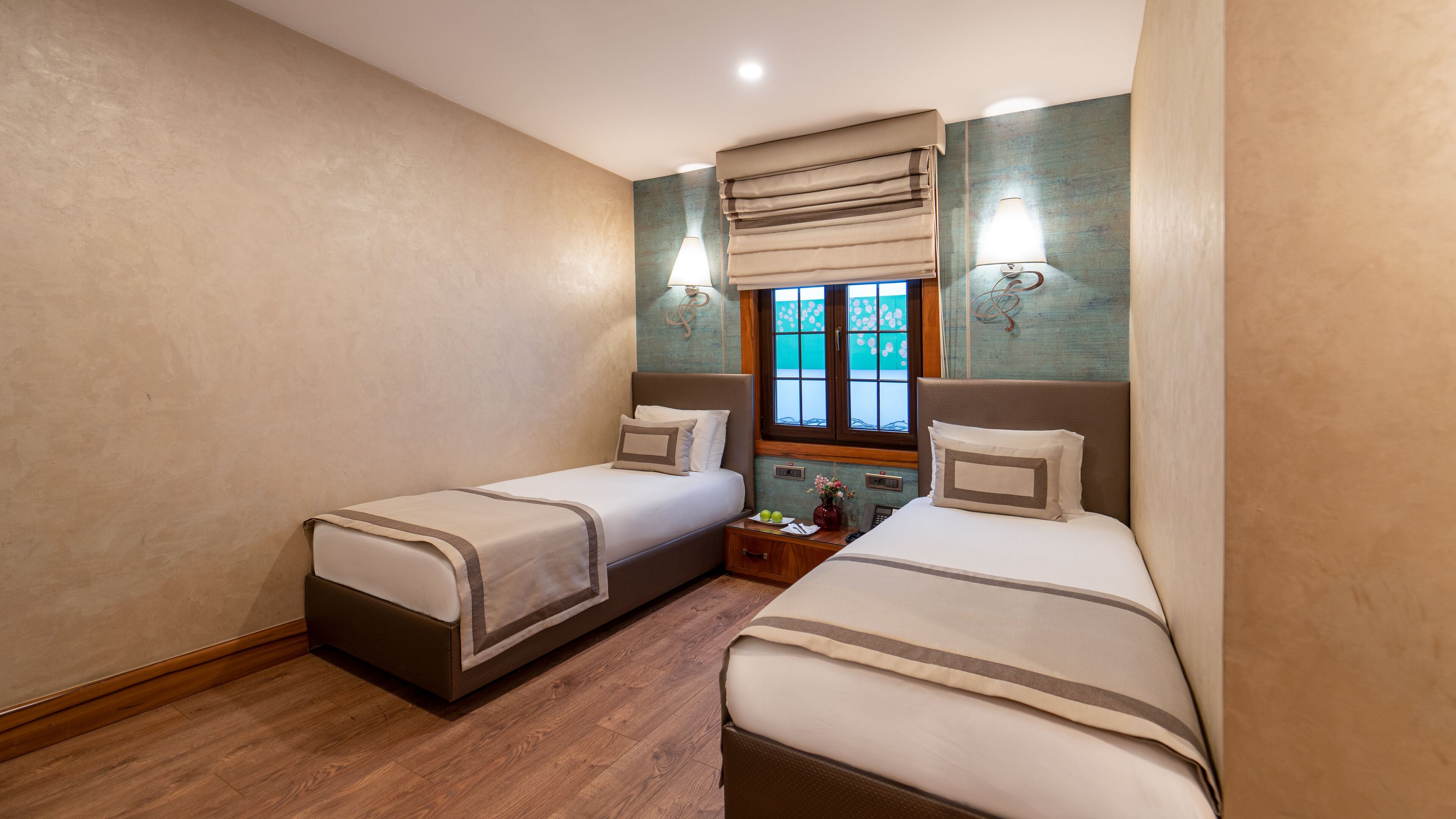 standard twin room | minibar, in-room safe, desk, soundproofing