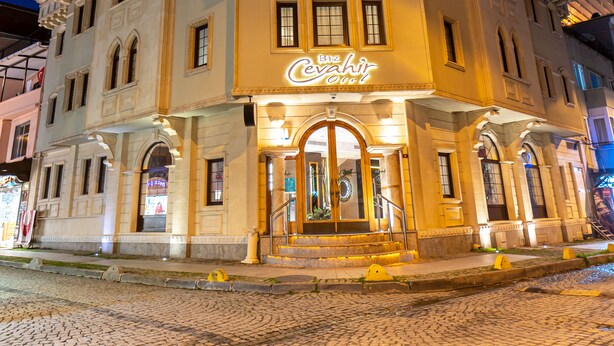 Un edificio histórico con un letrero destacado que dice "Cevahir Hotel".