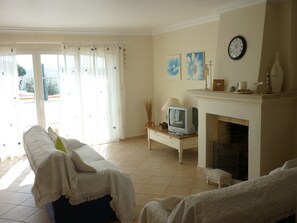 Standaard appartement, 3 slaapkamers | Woonkamer | Flatscreentelevisie en een dvd-speler