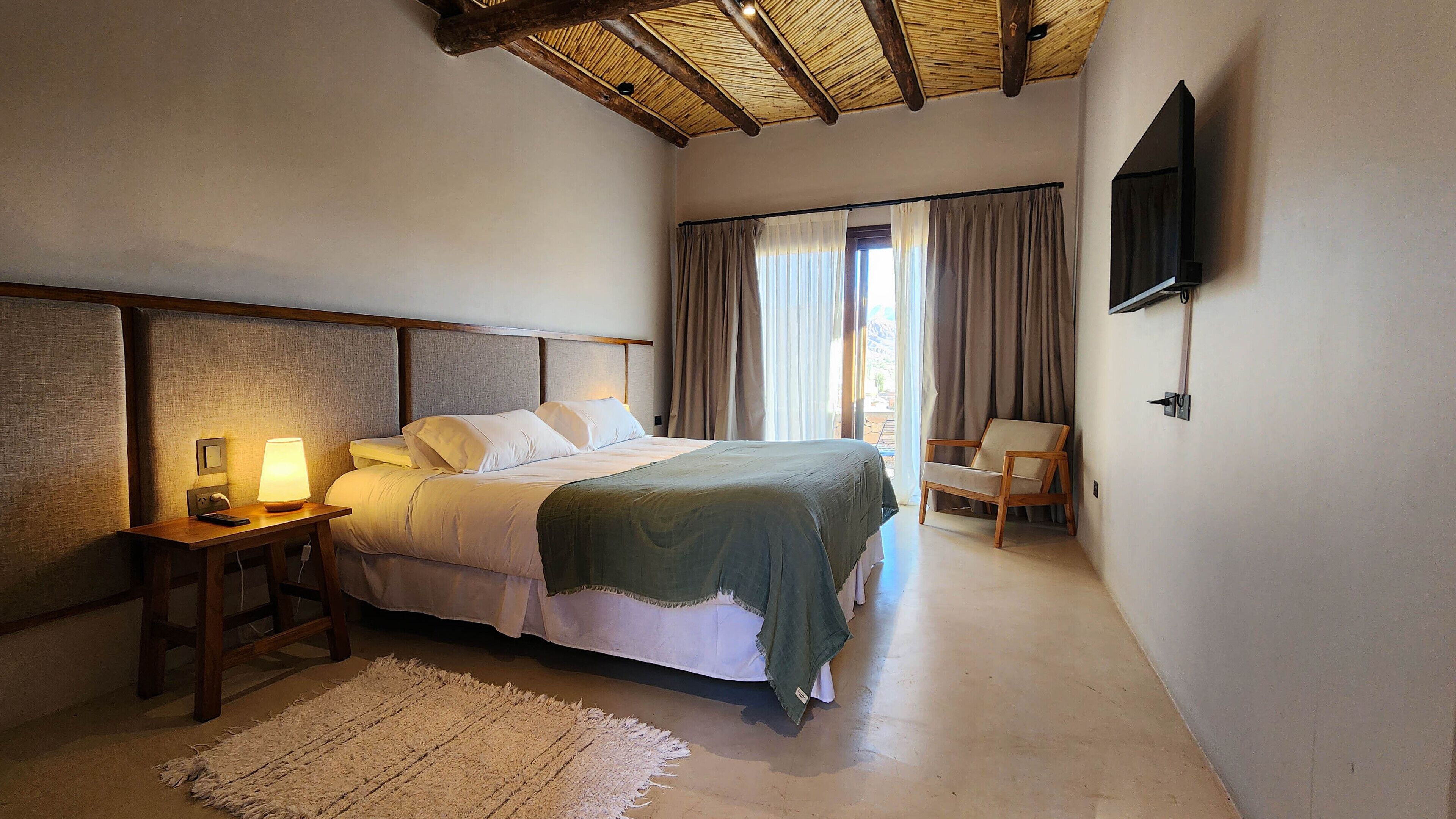 deluxe double room, 1 queen bed | minibar, in-room safe, soundproofing, wifi