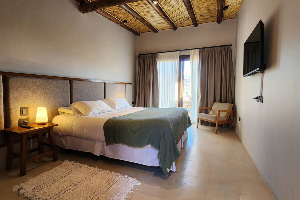 deluxe double room, 1 queen bed | minibar, in-room safe, soundproofing, wifi