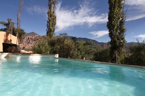 Außenpool, geöffnet von 10:00 Uhr bis 18:00 Uhr, Sonnenschirme