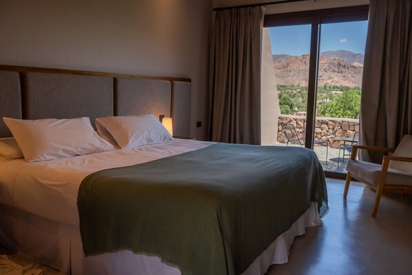 Deluxe-Doppelzimmer, 1 Queen-Bett | Minibar, Zimmersafe, schallisolierte Zimmer, WLAN