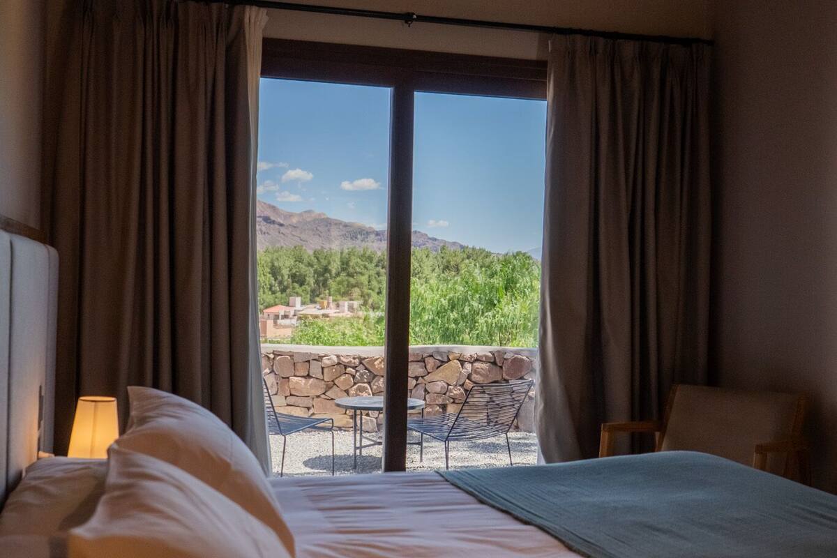 deluxe double room, 1 queen bed | minibar, in-room safe, soundproofing, wifi