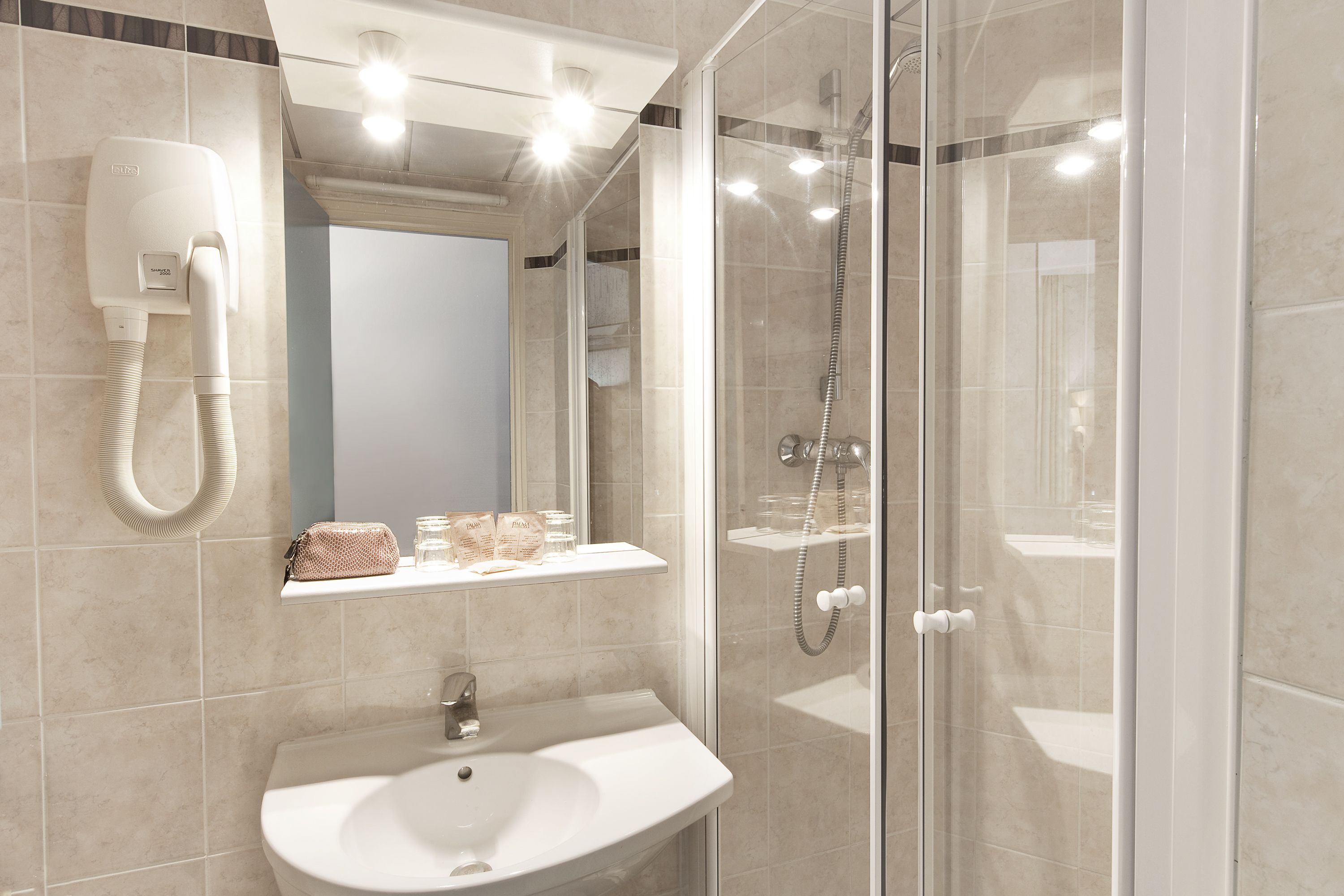 Articles de toilette gratuits, sèche-cheveux, serviettes fournies