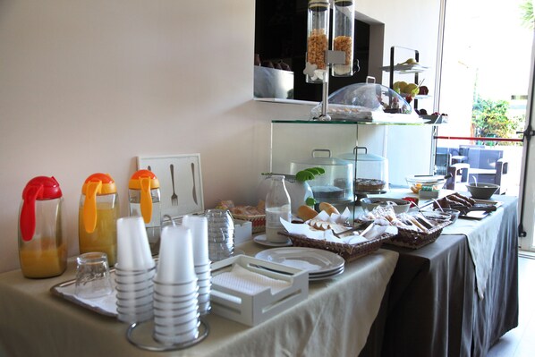 Daily cooked-to-order breakfast for a fee