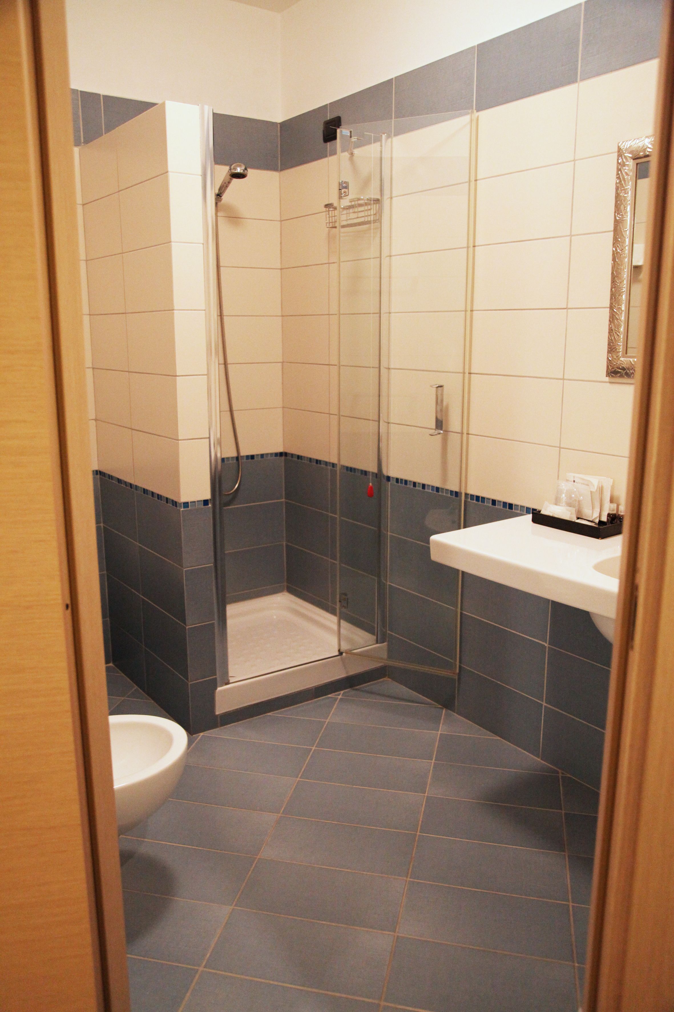 comfort triple room | bathroom | shower, free toiletries, hair dryer, bidet