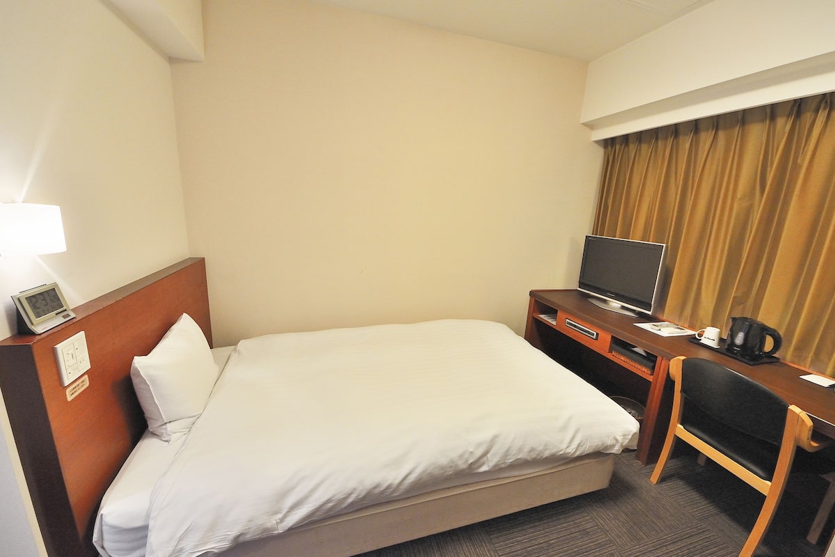 Premium bedding, desk, iron/ironing board, free WiFi