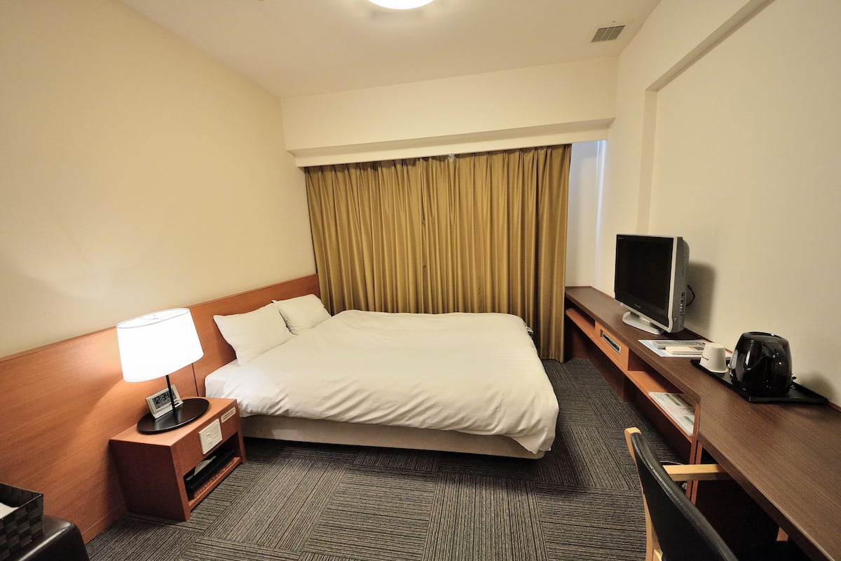 1 bedroom, premium bedding, desk, iron/ironing board