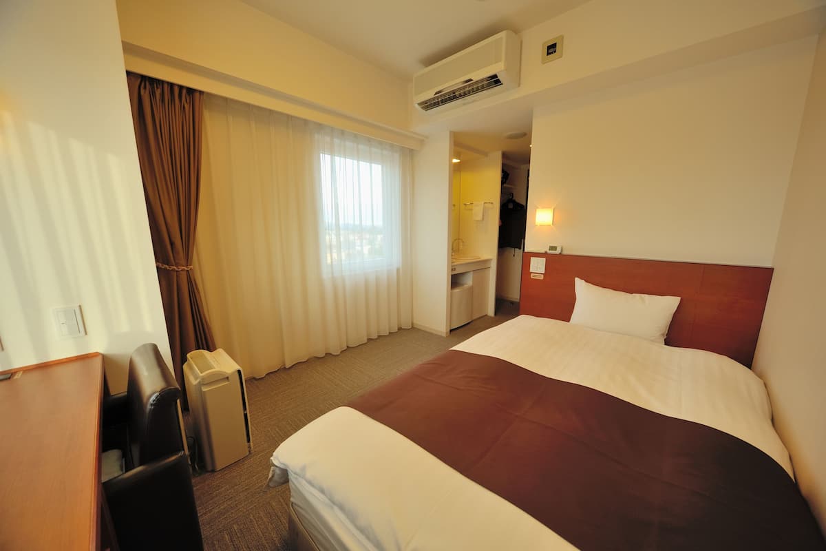 1 bedroom, premium bedding, desk, iron/ironing board