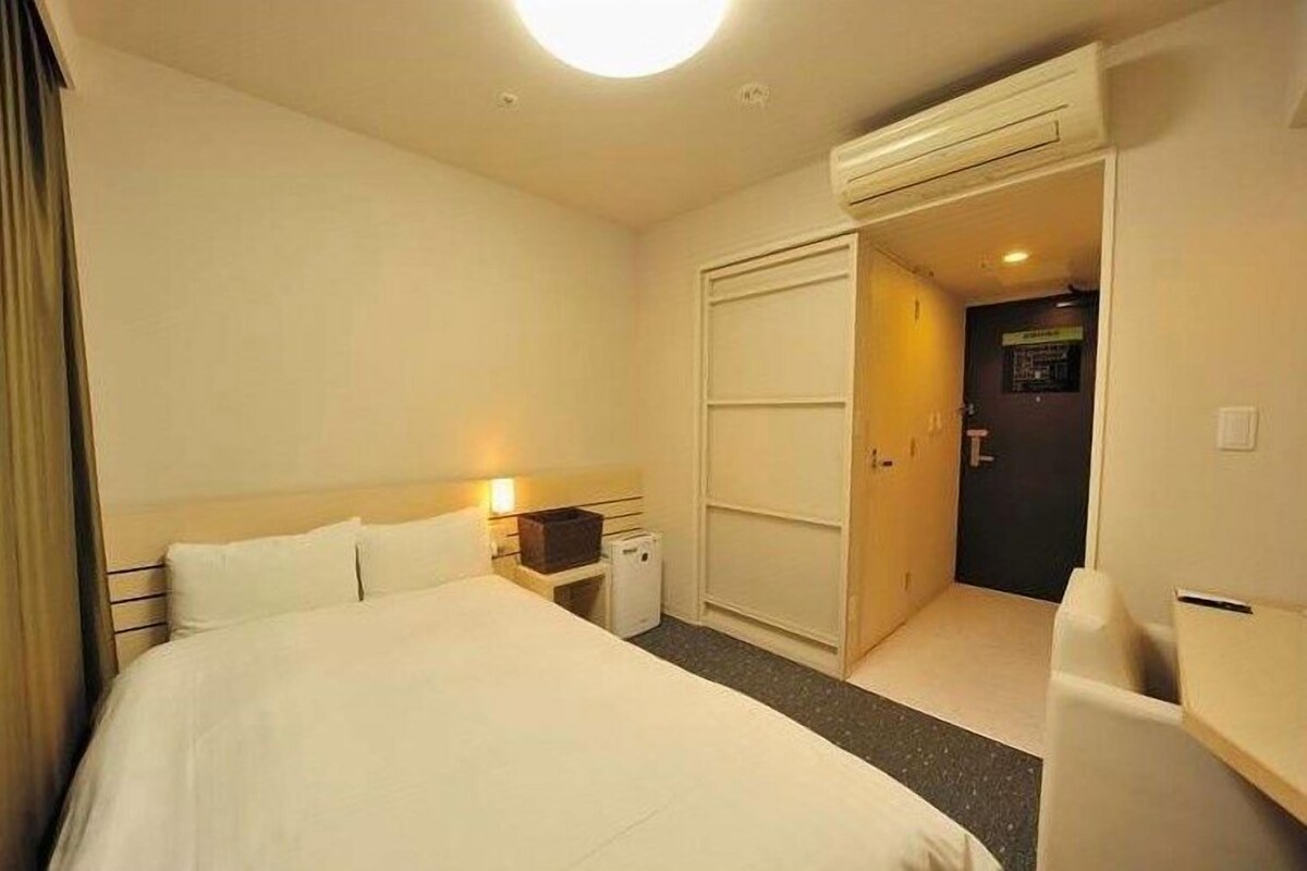 Premium bedding, down duvets, desk, blackout curtains