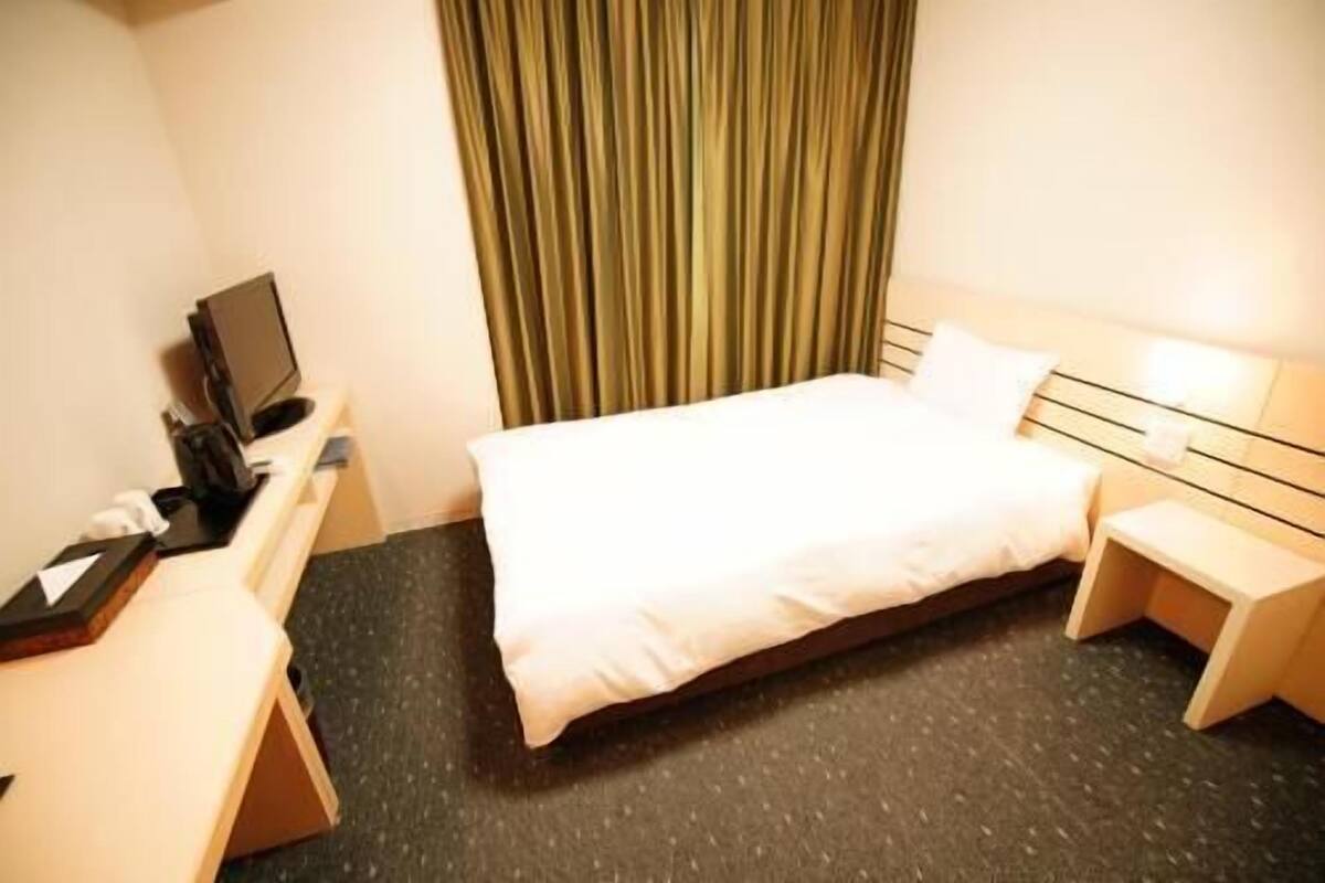 Premium bedding, down duvets, desk, blackout curtains