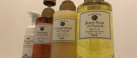 Quatre produits de toilette en format voyage, notamment du shampoing, de l’après-shampoing et du savon pour le corps.