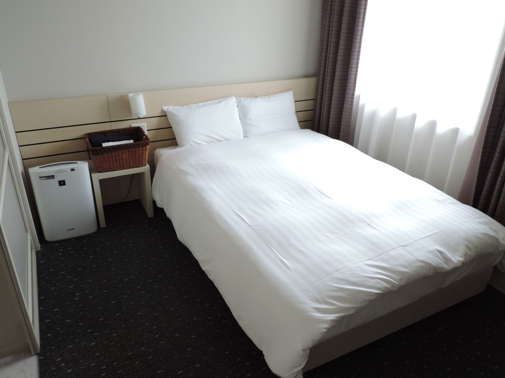 Premium bedding, down duvets, desk, blackout curtains