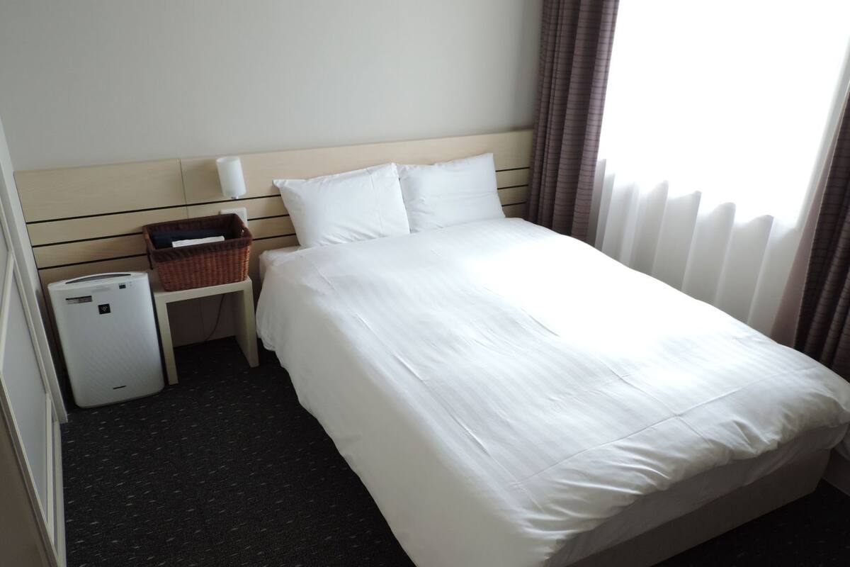 Premium bedding, down duvets, desk, blackout curtains