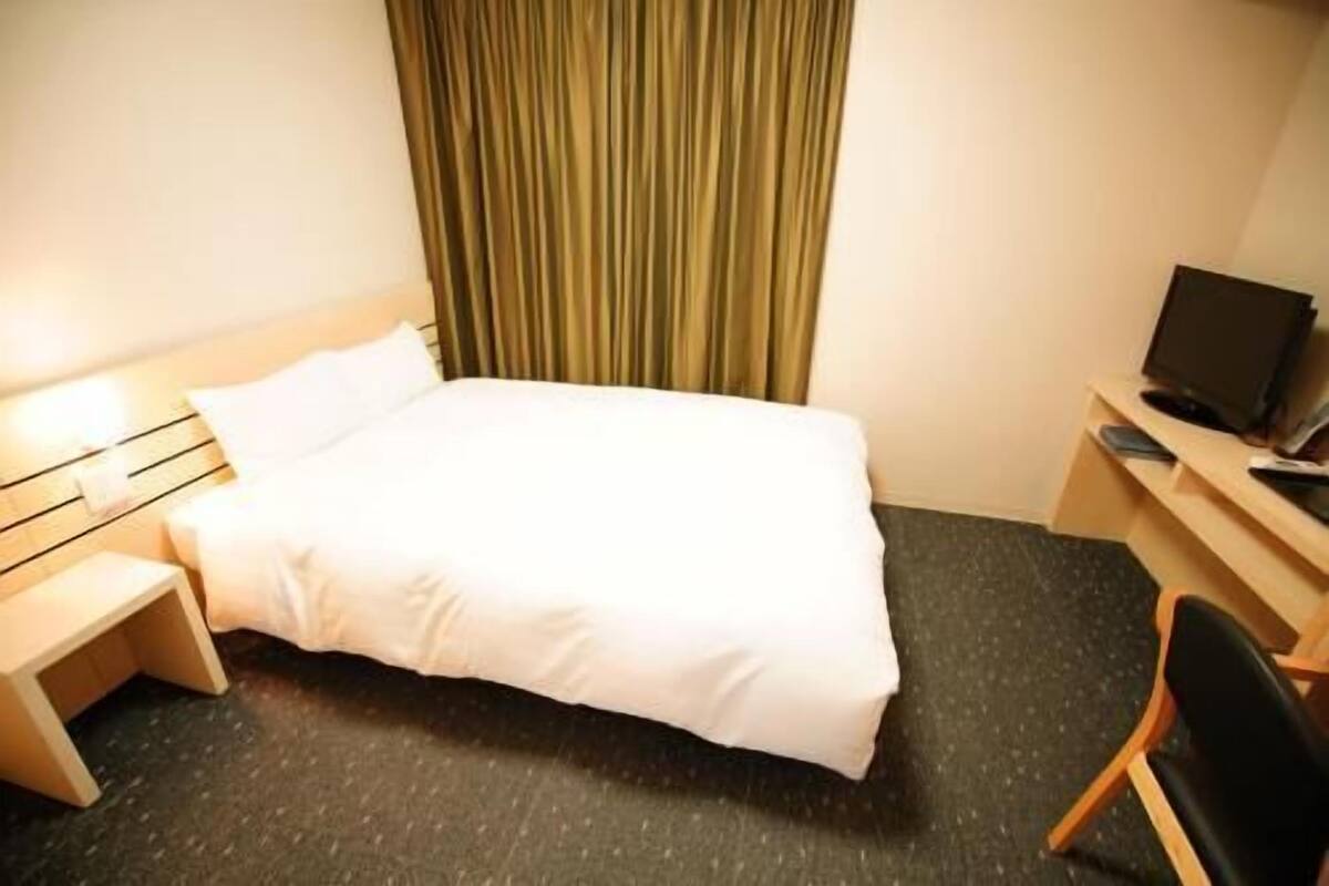 Premium bedding, down duvets, desk, blackout curtains