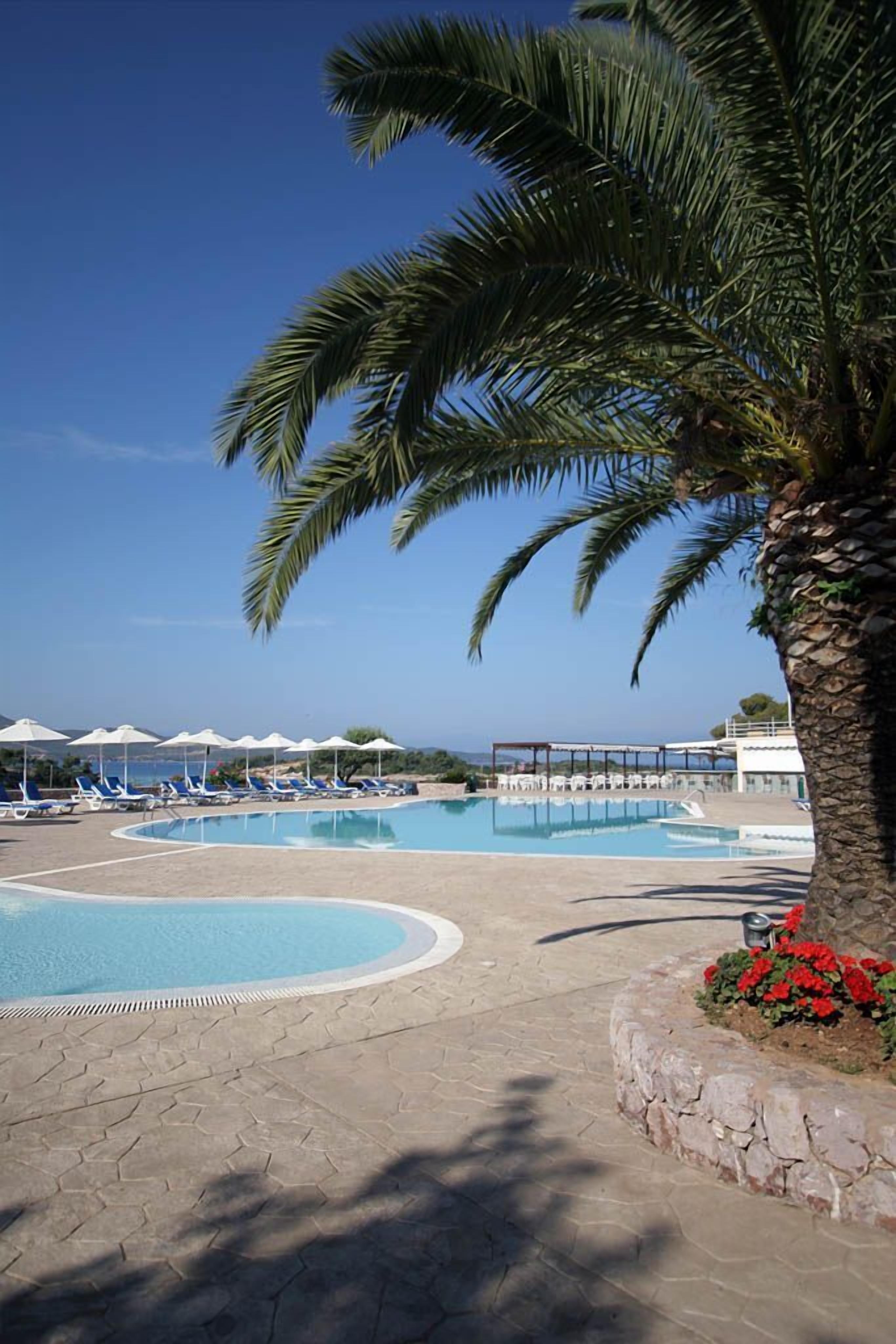 2 outdoor pools, pool loungers