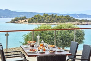 3 restaurants, breakfast, lunch, dinner served; Greek cuisine  - AKS Hinitsa Bay (Ermionida)
