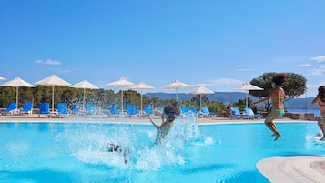 2 outdoor pools, sun loungers